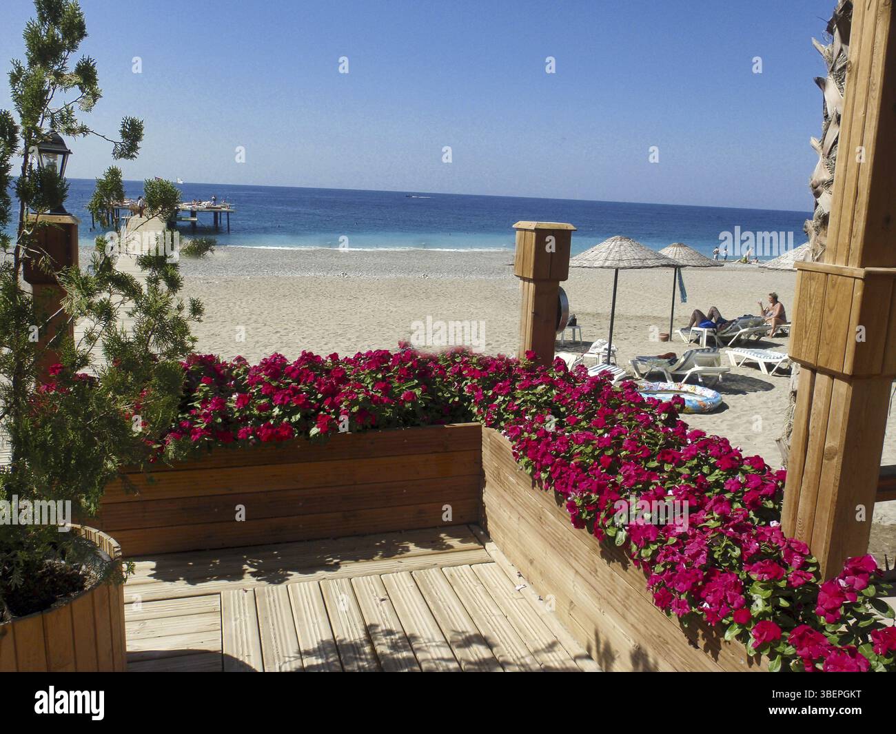 Vista sulla spiaggia con tavole di legno Foto Stock