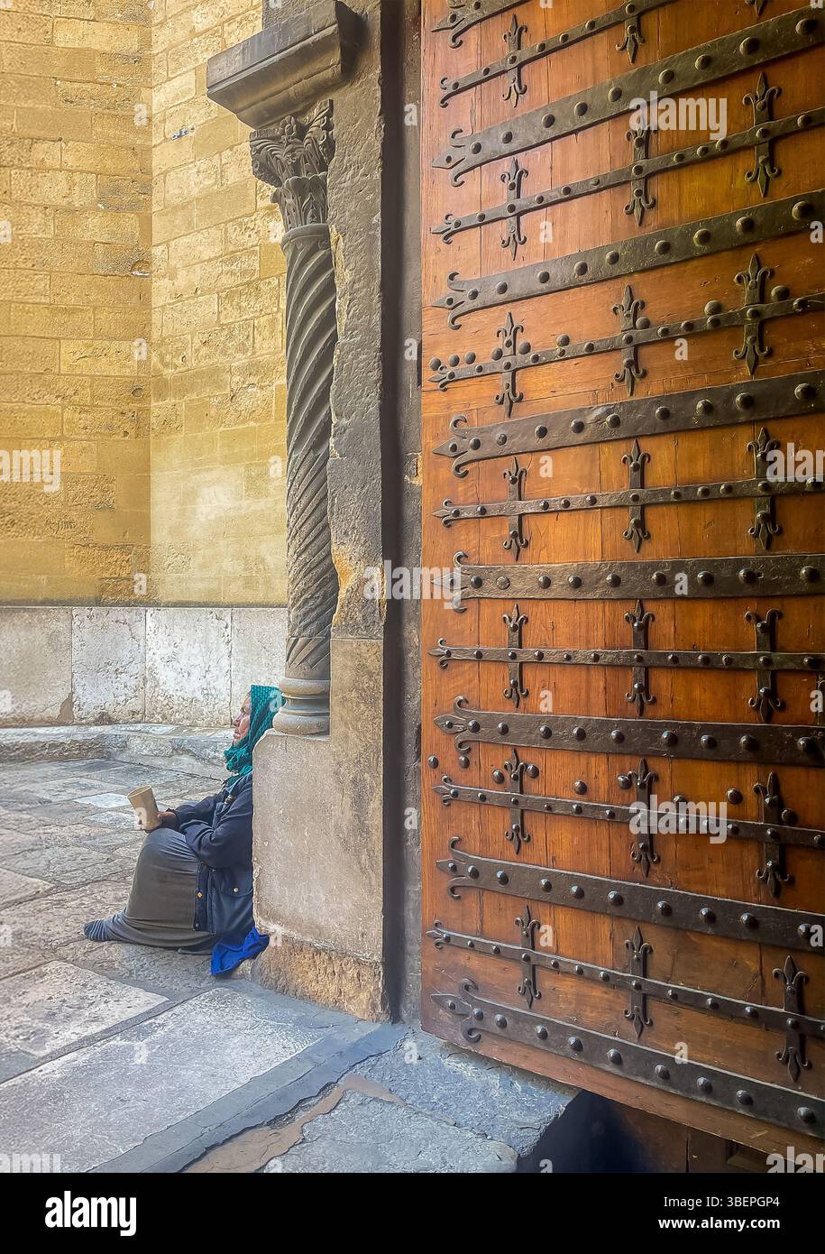AIX-en-Provence, Francia - 10 luglio 2024: Cattedrale storica di Saint Sauveur, Salvatore. Mendicante femminile di fronte all'ingresso laterale Foto Stock