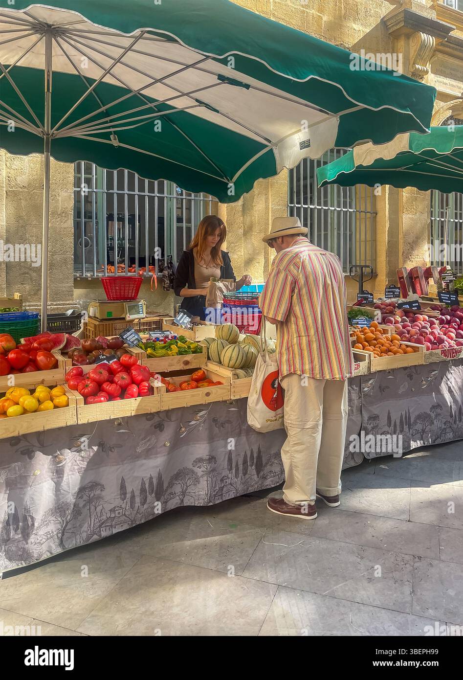 AIX-en-Provence, Francia - 10 luglio 2024: Stand frutta al mercato pubblico in Place Richelme. Grandi pezzi di gusti diversi in mostra Foto Stock