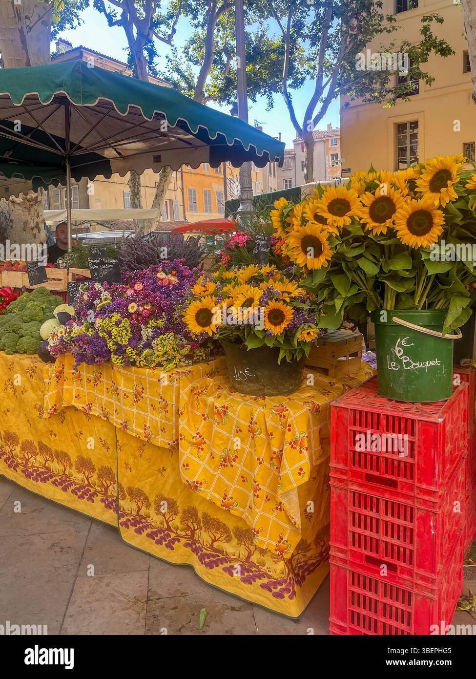 AIX-en-Provence, Francia - 10 luglio 2024: Stand di fiori al mercato pubblico in Place Richelme. Girasoli in abbondanza Foto Stock