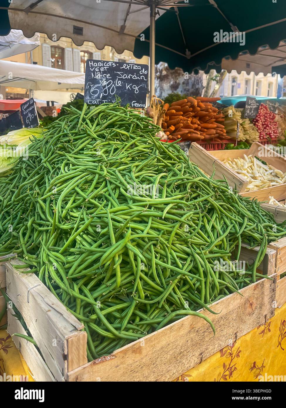 AIX-en-Provence, Francia - 10 luglio 2024: Stand di verdure al mercato pubblico in Place Richelme. Foto Stock