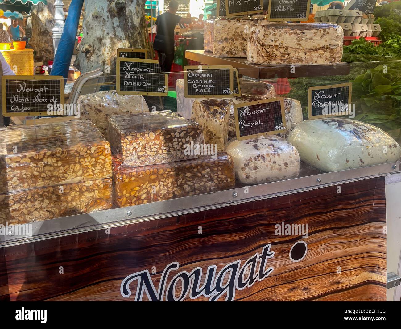 AIX-en-Provence, Francia - 10 luglio 2024: Negozio di torrone al mercato pubblico in Place Richelme. Grandi pezzi di gusti diversi in mostra Foto Stock