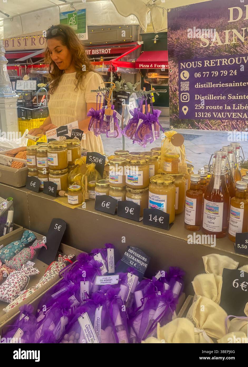 AIX-en-Provence, Francia - 10 luglio 2024: Lavanda, oli, miele, sorso, e spezie in mostra al mercato pubblico in Place Richelme. Foto Stock