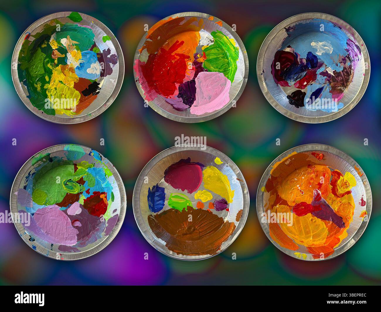 Tavolozza di colori per torte in metallo rotonde multicolore su uno sfondo colorato. Vista dall'alto. Foto Stock