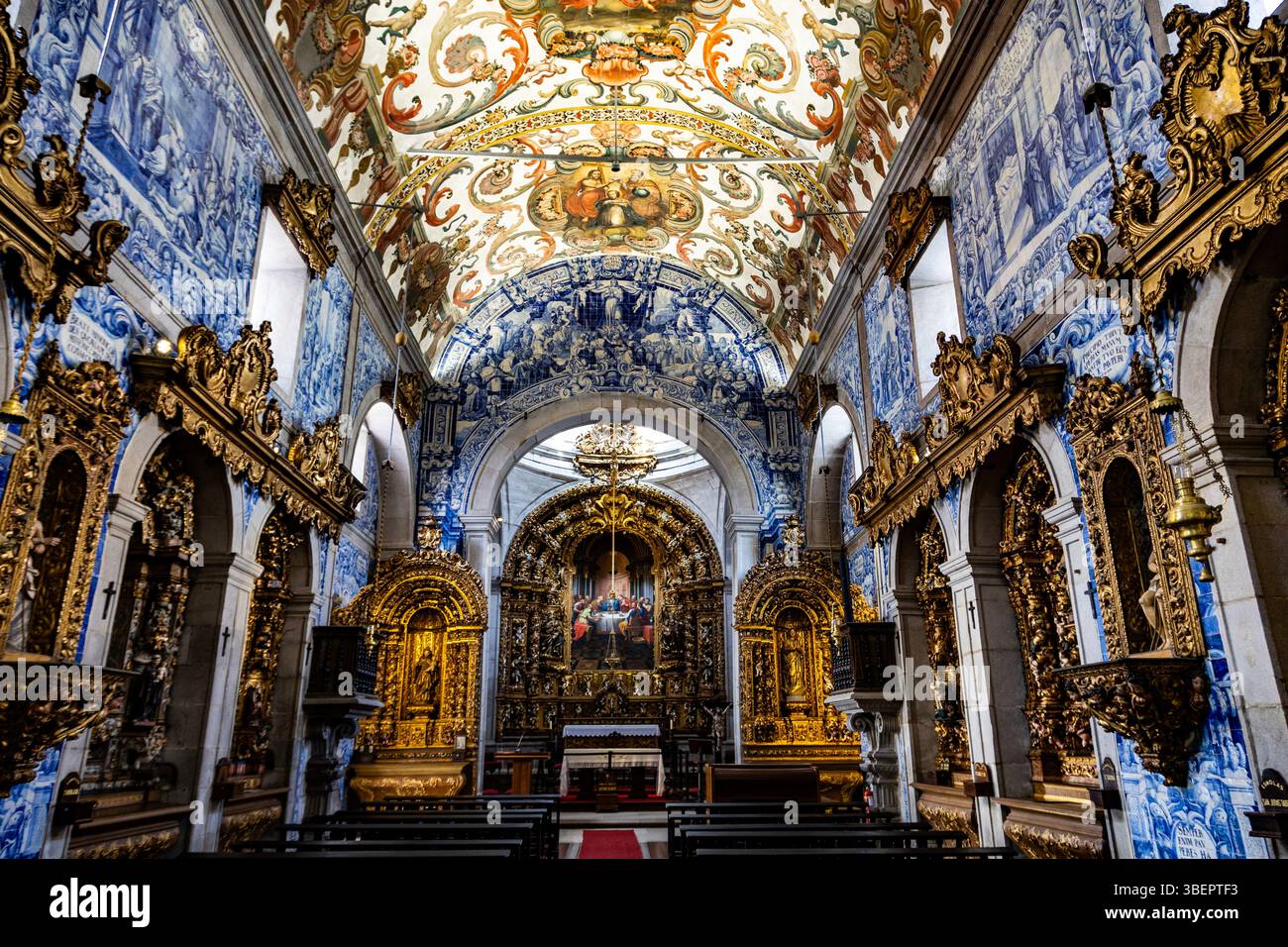 Interno della Chiesa della Misericordia, un capolavoro di stile barocco ricostruito tra il 1716 e il 1724, a Viana do Castelo, Portogallo Foto Stock