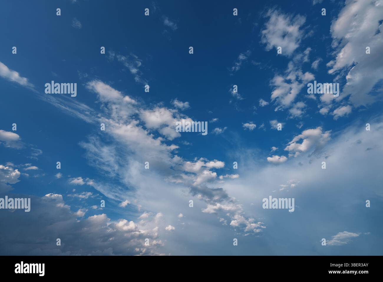 Cielo estivo con nuvole astratte Foto Stock