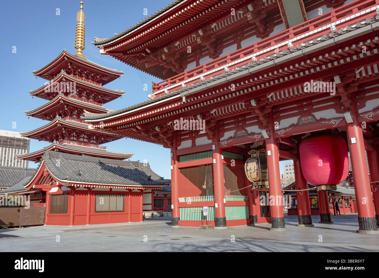 Edificio tradizionale del tempio Sensō-ji situato nel quartiere di Asakusa a Tokyo, Giappone. Foto Stock