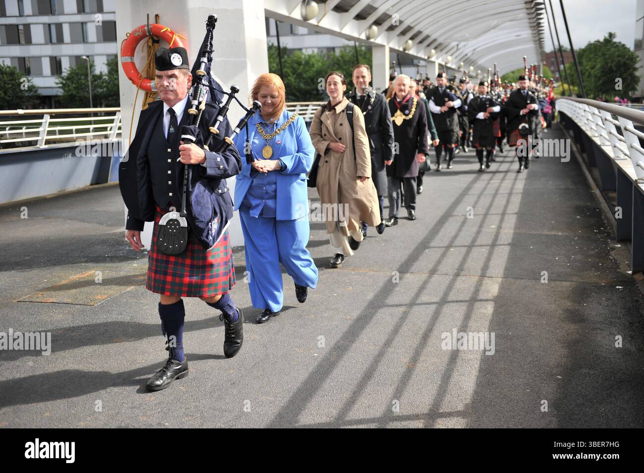 Glasgow, Regno Unito. 29 maggio 2025 - il Lord Provost di Glasgow e il suo pifferaio sono visti attraversare il Bell Bridge seguiti da altri alti funzionari. Glasgow ha lanciato le celebrazioni di Glasgow 850 con la processione del Clyde Chorus a Pacific Quay. L'evento ha caratterizzato esibizioni dal vivo di Indepen-dance, YDance e pipe band, attraversando il Bell's Bridge per segnare l'inizio del festival musicale Clyde Chorus. Questo evento di tre giorni celebra il patrimonio e lo status di città della musica dell'UNESCO. Foto Stock