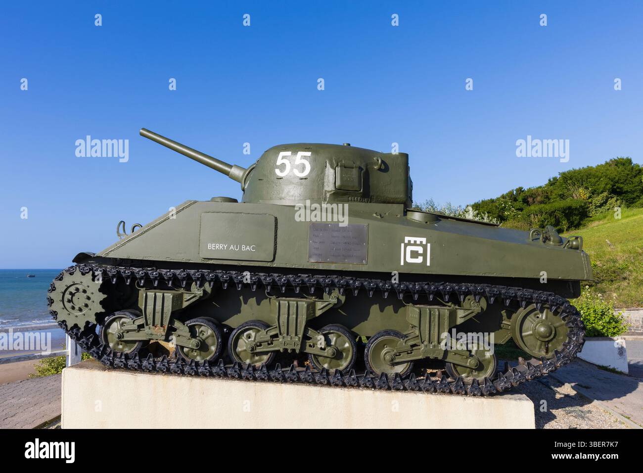 Il memoriale del carro armato M4A2 Sherman ad Arromanches-les-Bains, Calvados, Normandia, Francia Foto Stock