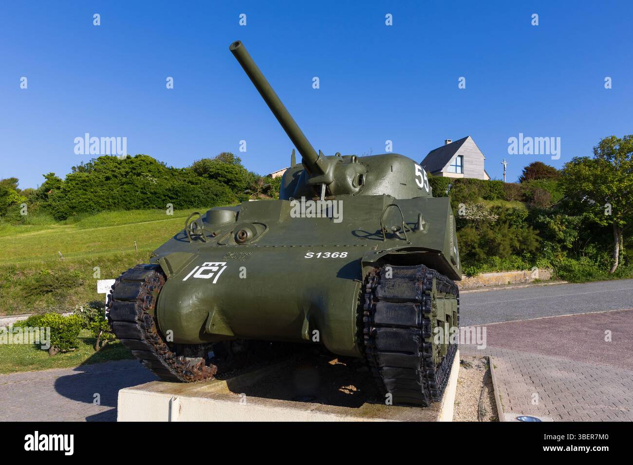 Il memoriale del carro armato M4A2 Sherman ad Arromanches-les-Bains, Calvados, Normandia, Francia Foto Stock