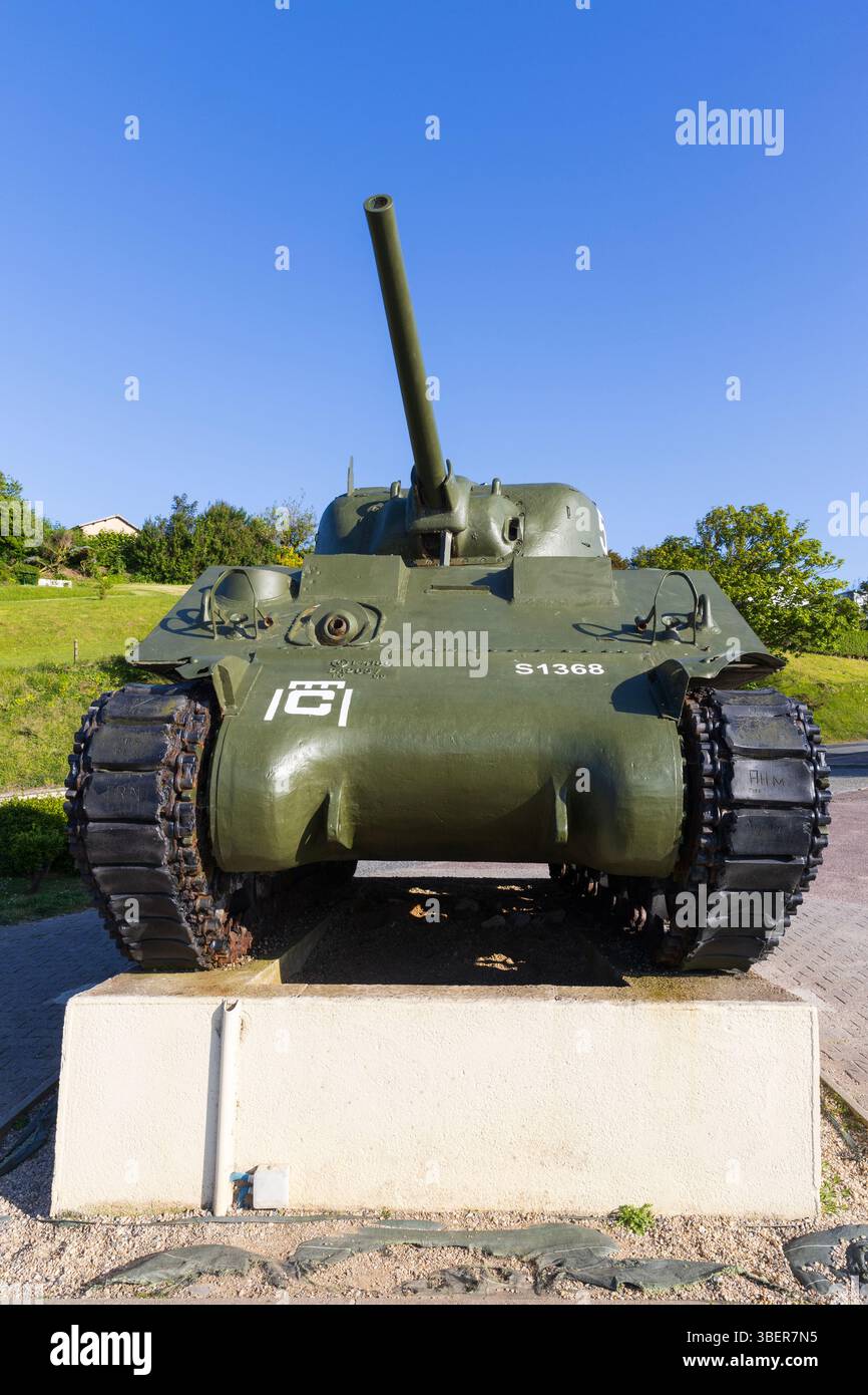 Il memoriale del carro armato M4A2 Sherman ad Arromanches-les-Bains, Calvados, Normandia, Francia Foto Stock