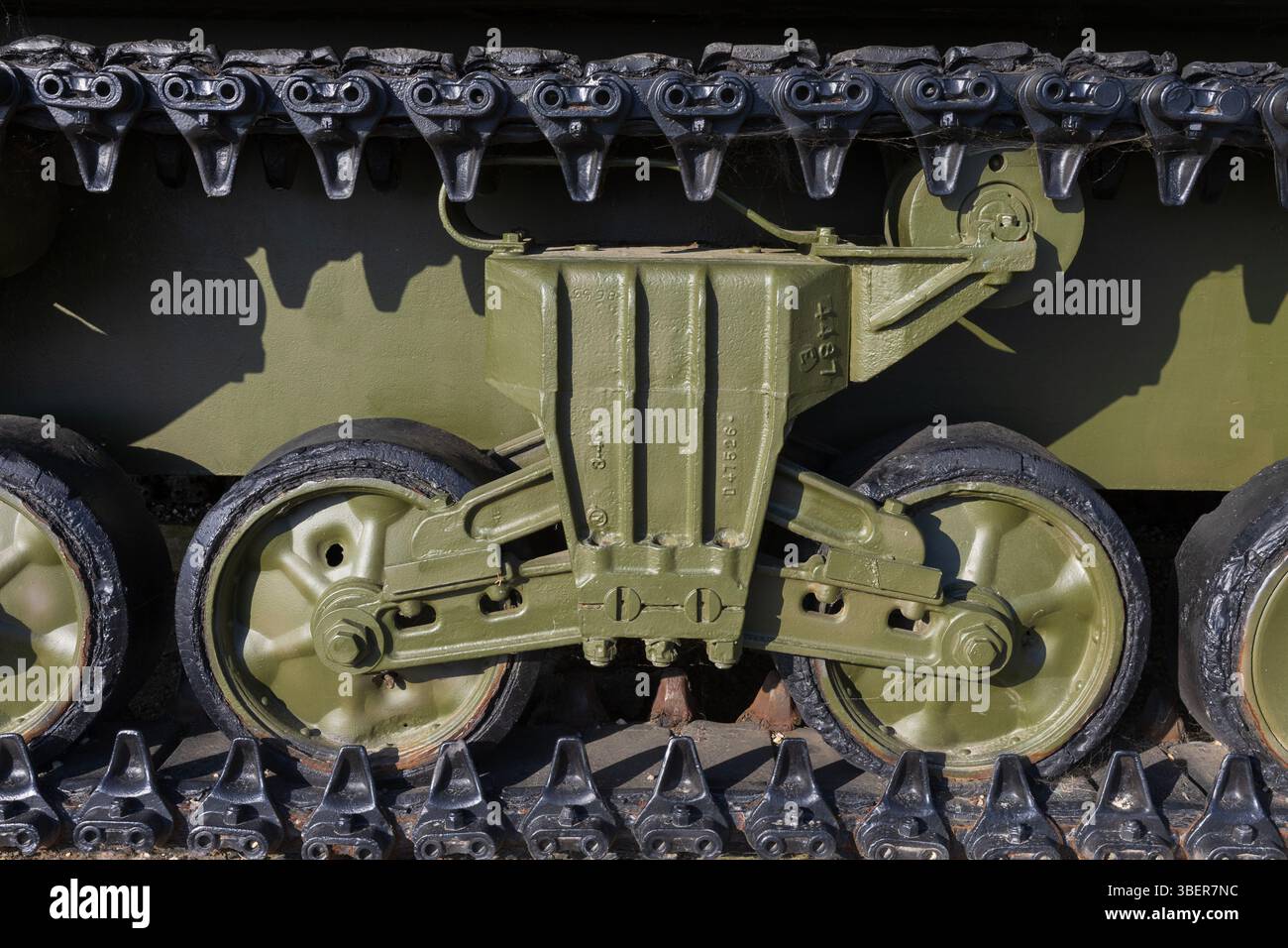 Primo piano dei binari del memoriale dei carri armati Sherman M4A2 ad Arromanches-les-Bains, Calvados, Normandia, Francia Foto Stock