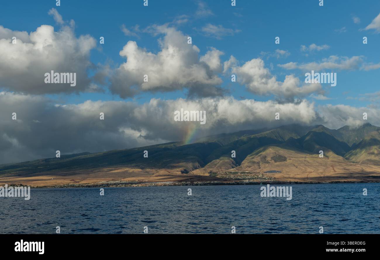 vista panoramica panoramica sulla costa di West Maui e Lahaina vista da una barca con un arcobaleno sullo sfondo, Hawaii Foto Stock