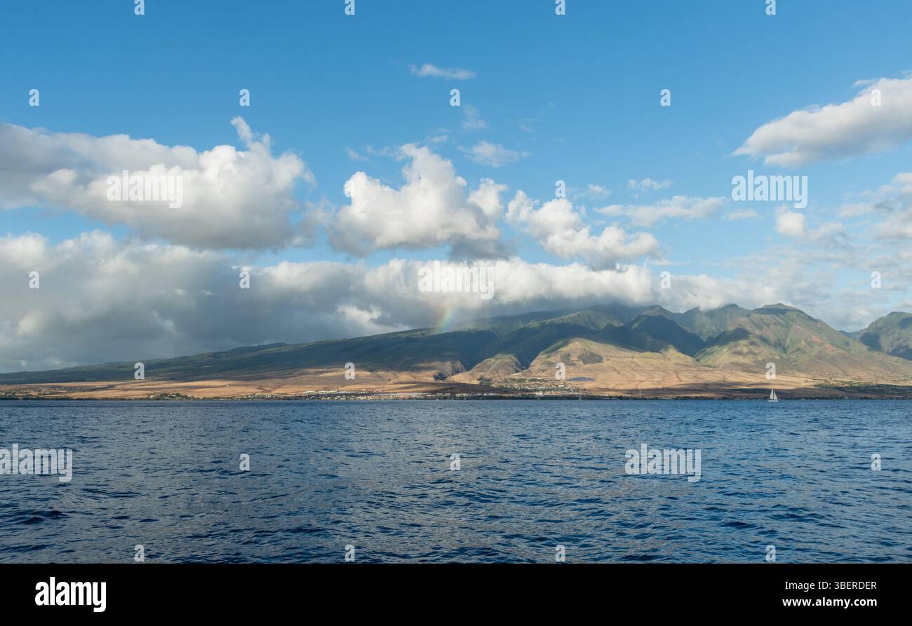 vista panoramica panoramica sulla costa di West Maui e Lahaina vista da una barca con un arcobaleno sullo sfondo, Hawaii Foto Stock