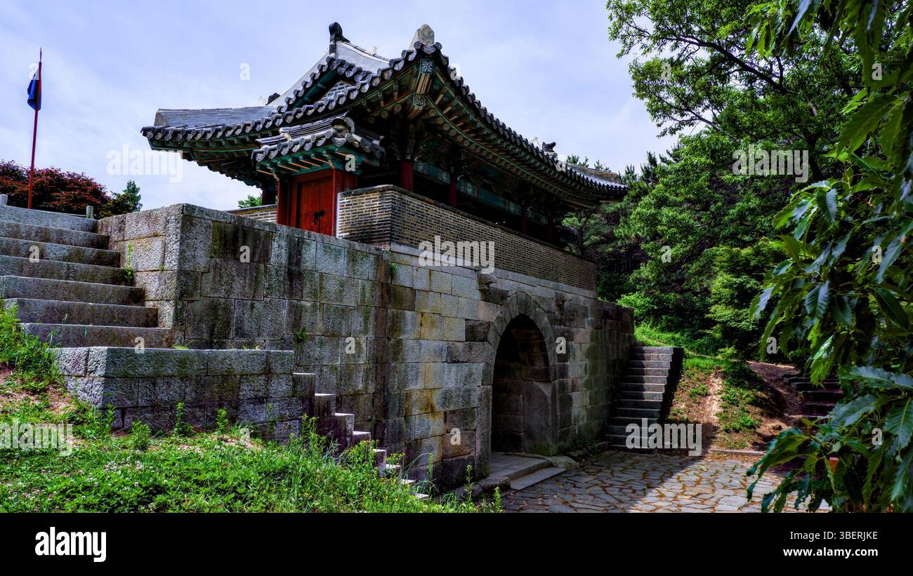Tradizionale architettura coreana della porta Est della Fortezza di Geumjeong a Busan, Corea del Sud. Una storica struttura in pietra con tetto piastrellato, circondata Foto Stock