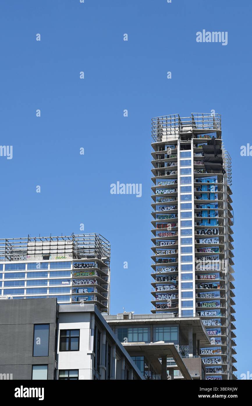 LOS ANGELES, CALIFORNIA - 19 MAGGIO 2025: Graffiti dipinti a spruzzo da tagger su almeno 27 piani di uno sviluppo incompiuto di Oceanwide Plaza in downto Foto Stock