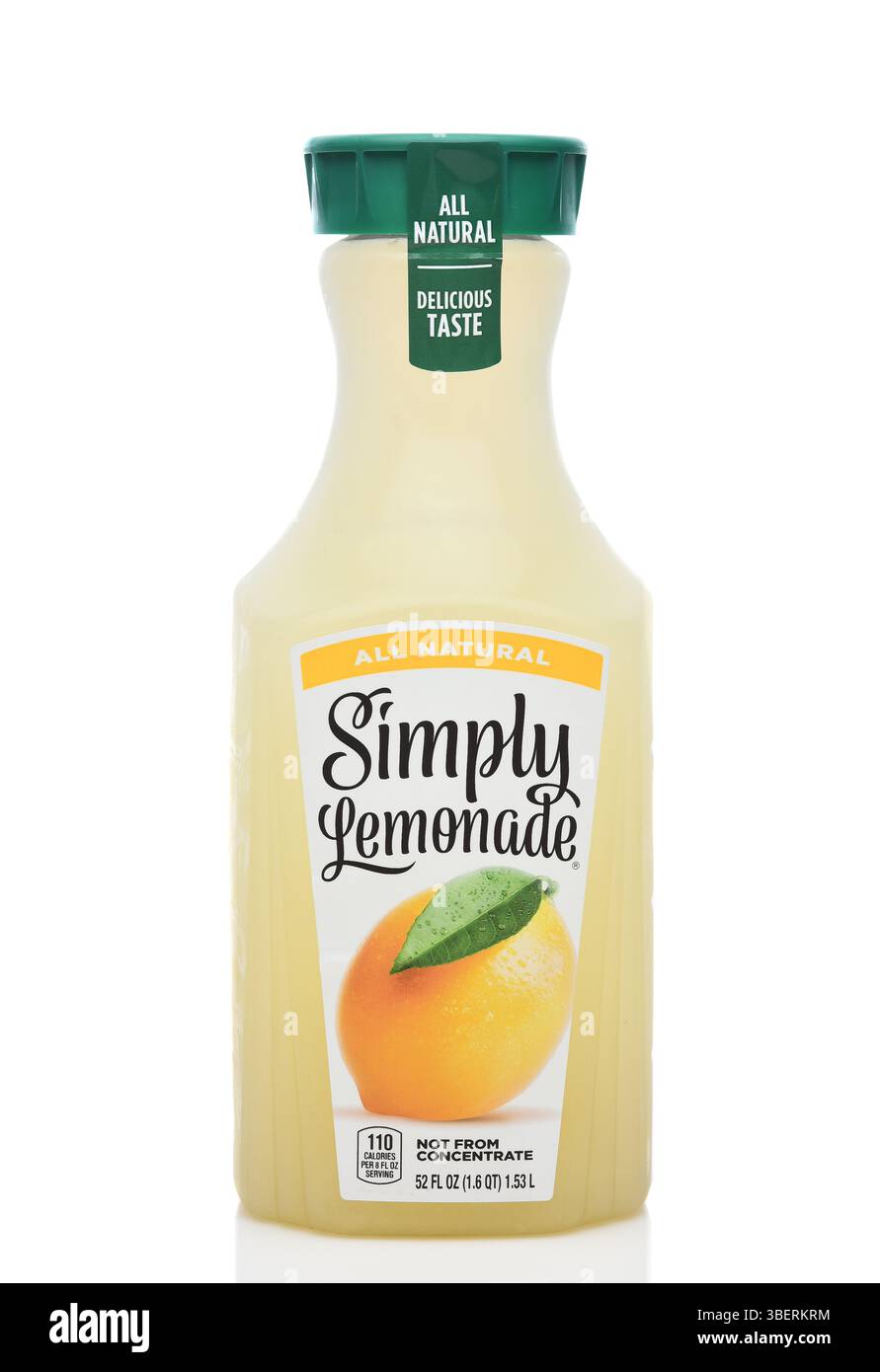 IRIVNE, CALIFORNIA - 24 MAGGIO 2025: Una bottiglia di Simply Lemonade tutto naturale non da bevanda concentrata agli agrumi. Foto Stock
