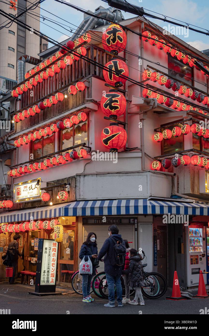 Edificio coperto da lanterne rosse situato nel quartiere Dotonbori di Osaka in Giappone Foto Stock