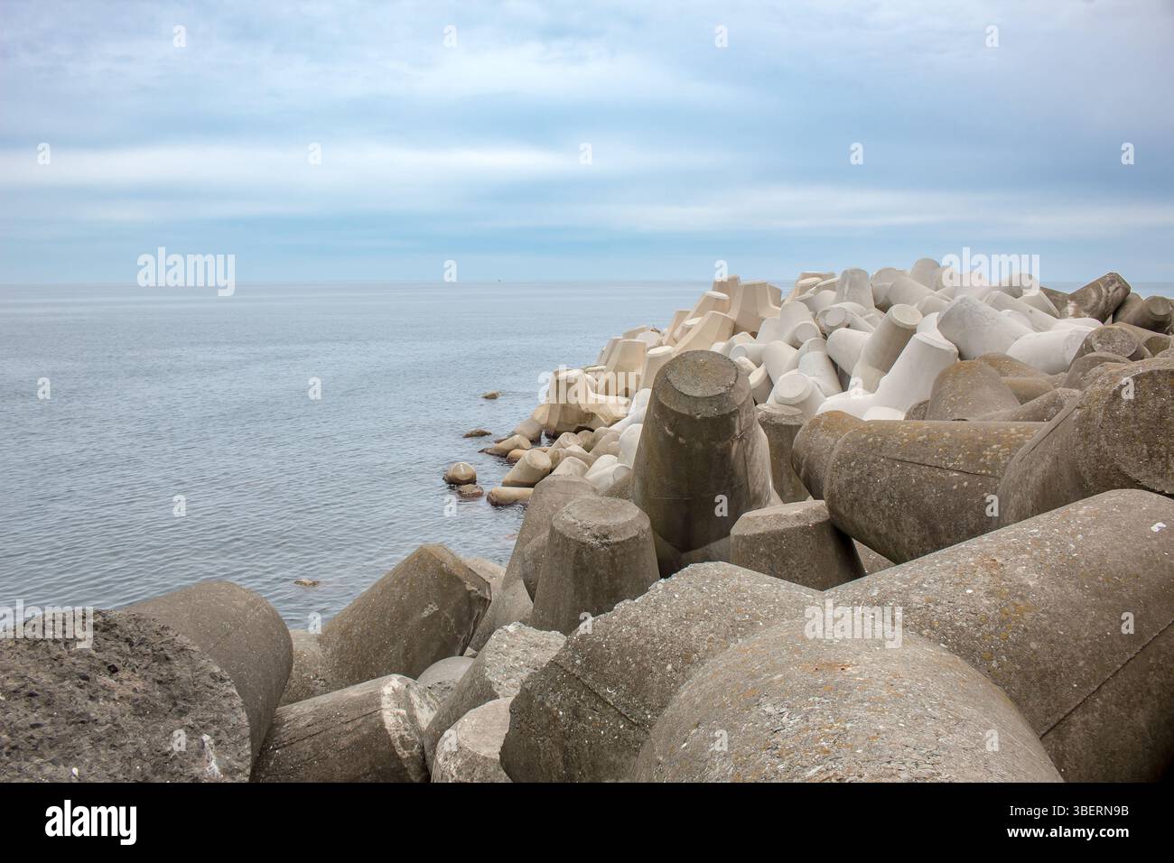 Molo in pietra rocciosa, coste e acque blu dell'oceano all'isola di Ulleungdo in Corea del Sud Foto Stock