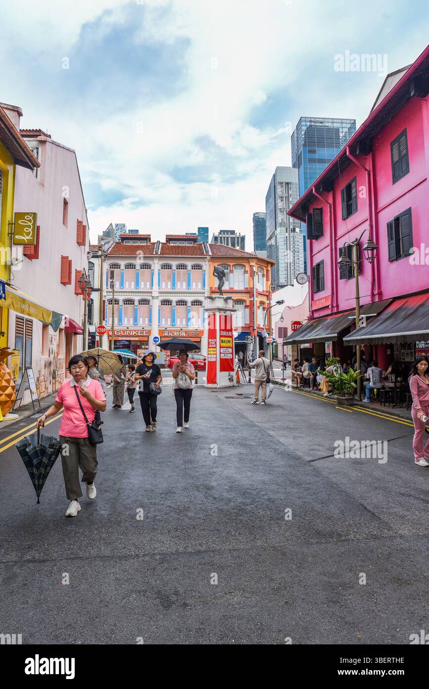 Singapore, Singapore - 4 aprile 2025: Vista verticale di Little India Street con colorati edifici coloniali e alti hotel sullo sfondo Foto Stock