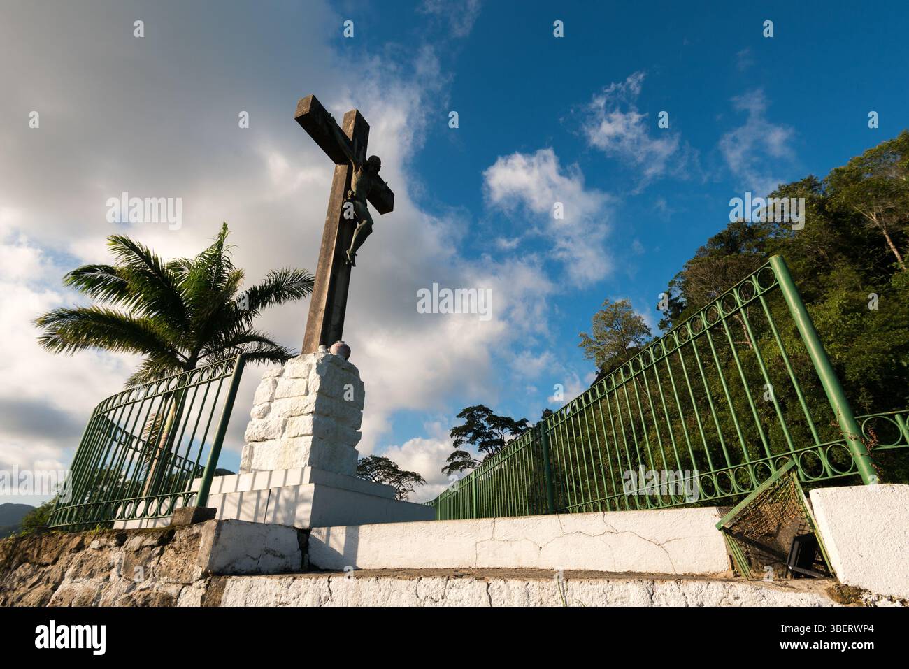 Monumento a Gesù sulla croce al Christ Lookout Point sulla strada per Petropolis, sulle montagne del Brasile Foto Stock