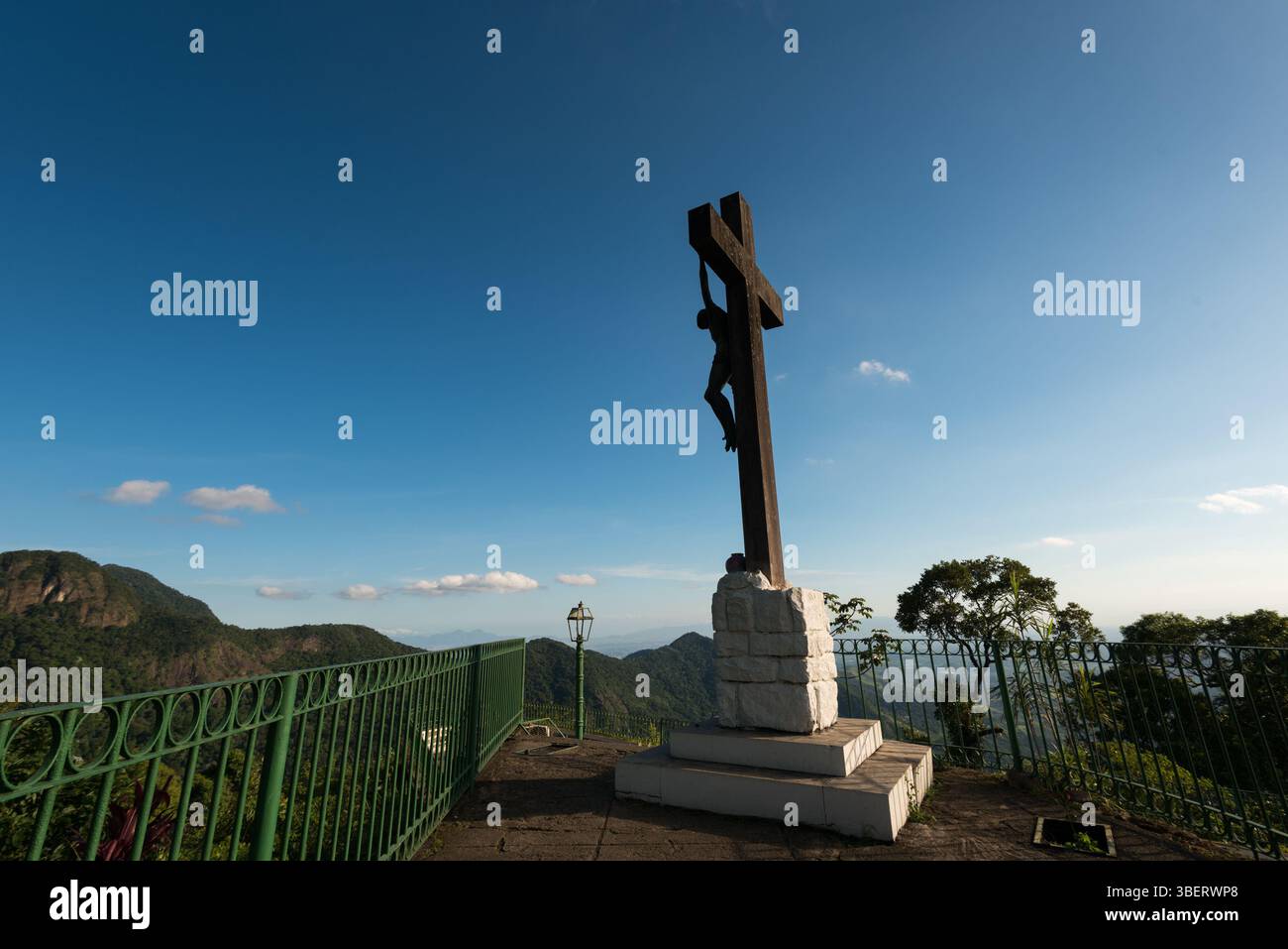 Monumento a Gesù sulla croce al Christ Lookout Point sulla strada per Petropolis, sulle montagne del Brasile Foto Stock