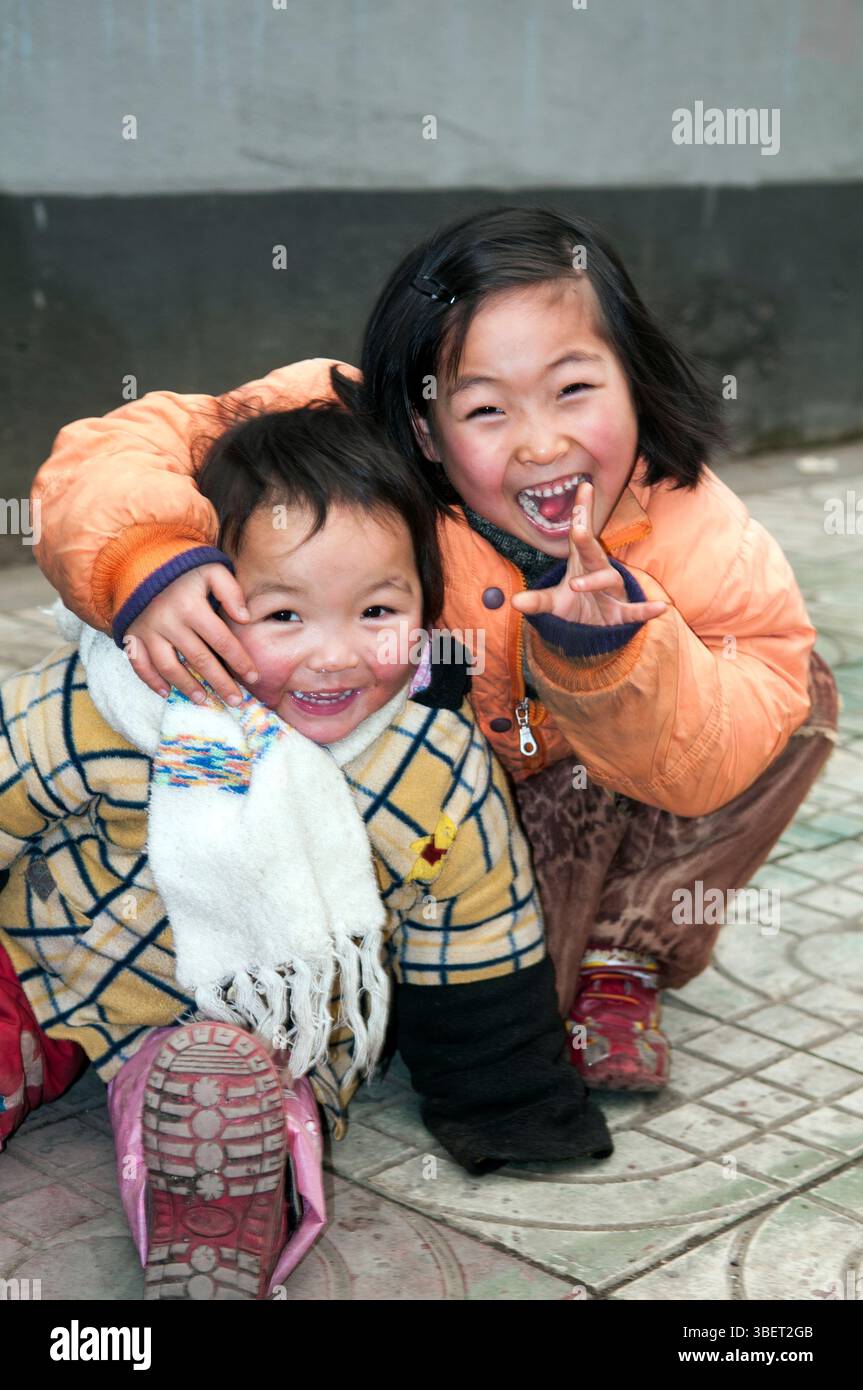 Bambini cinesi che si divertono in un pomeriggio freddo. Nanchino, Cina. Foto Stock