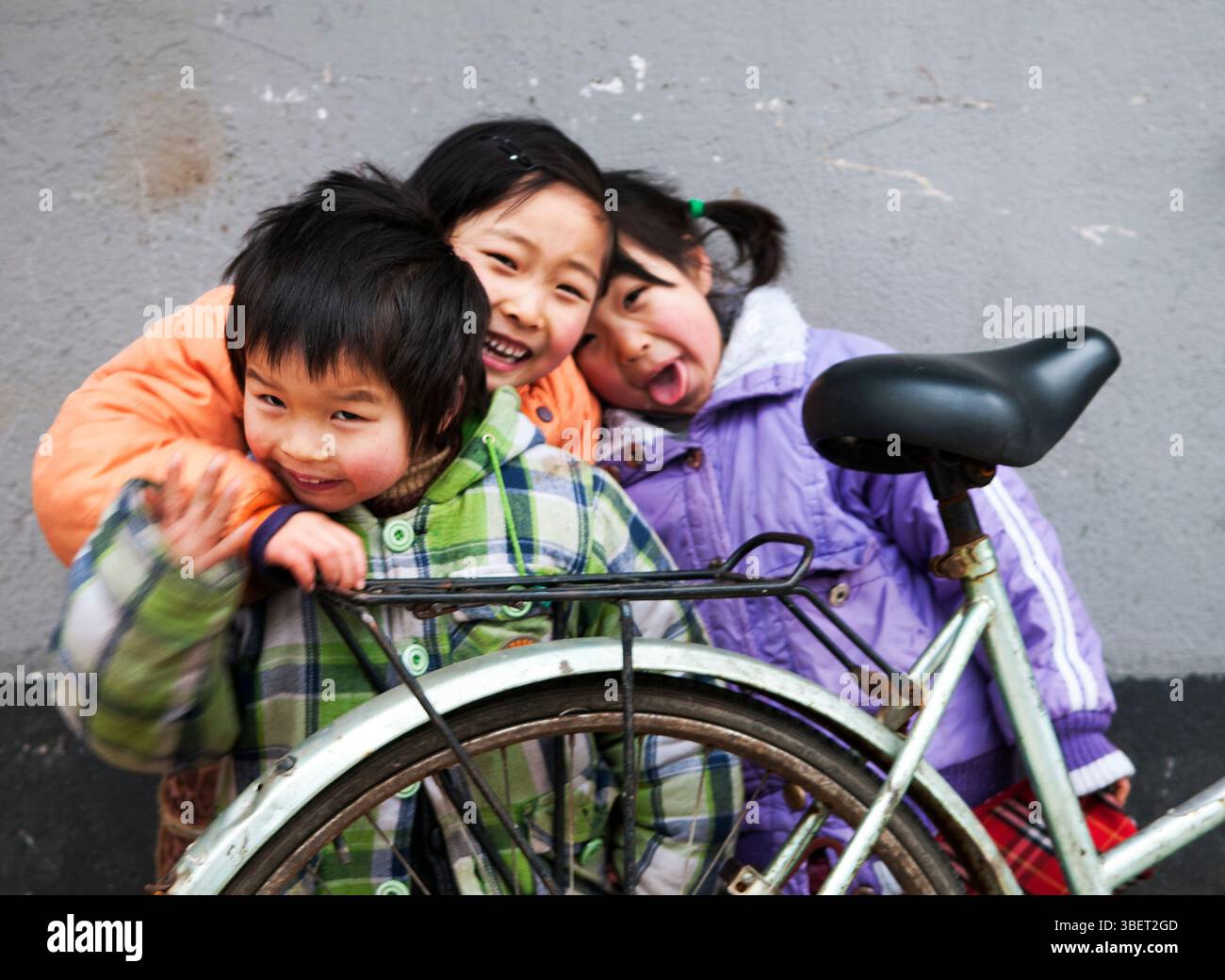 Bambini cinesi che si divertono in un pomeriggio freddo. Nanchino, Cina. Foto Stock