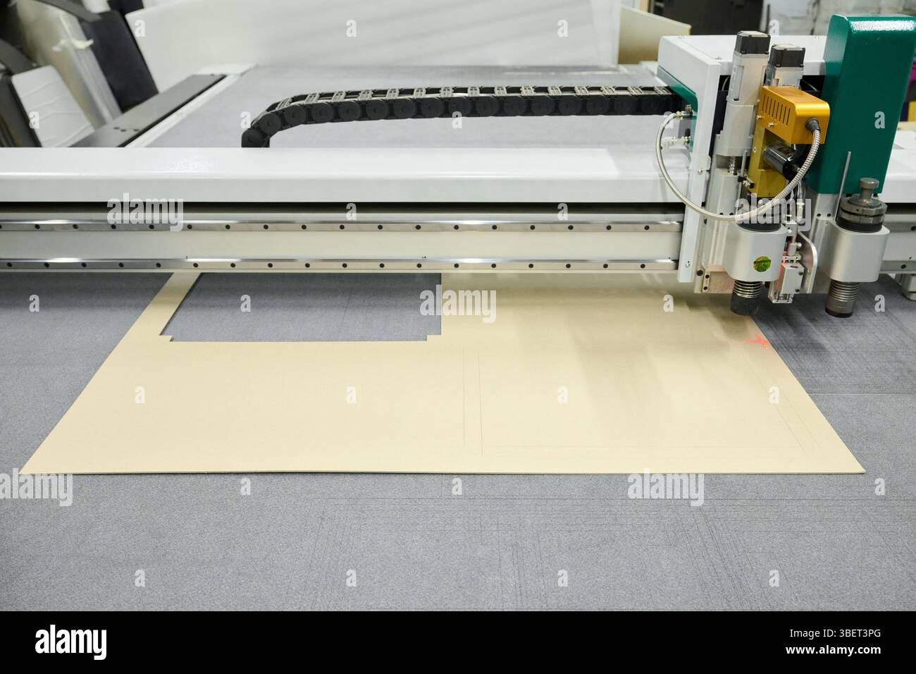 Creazione di precisione con un plotter CNC di grande formato in uno spazio di lavoro moderno Foto Stock