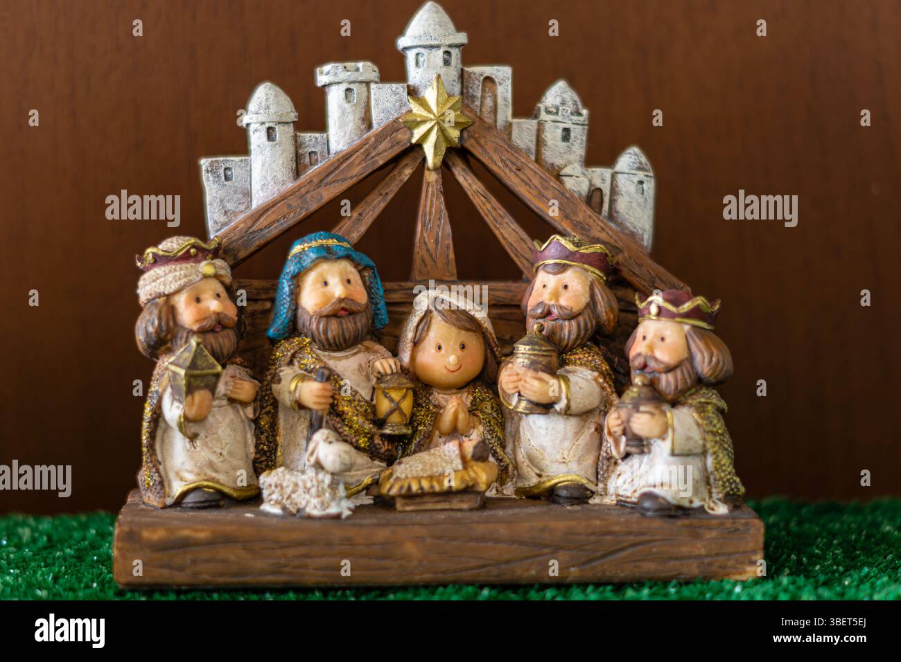 Presepi infantili ed europei, con la città di Betlemme sullo sfondo Foto Stock