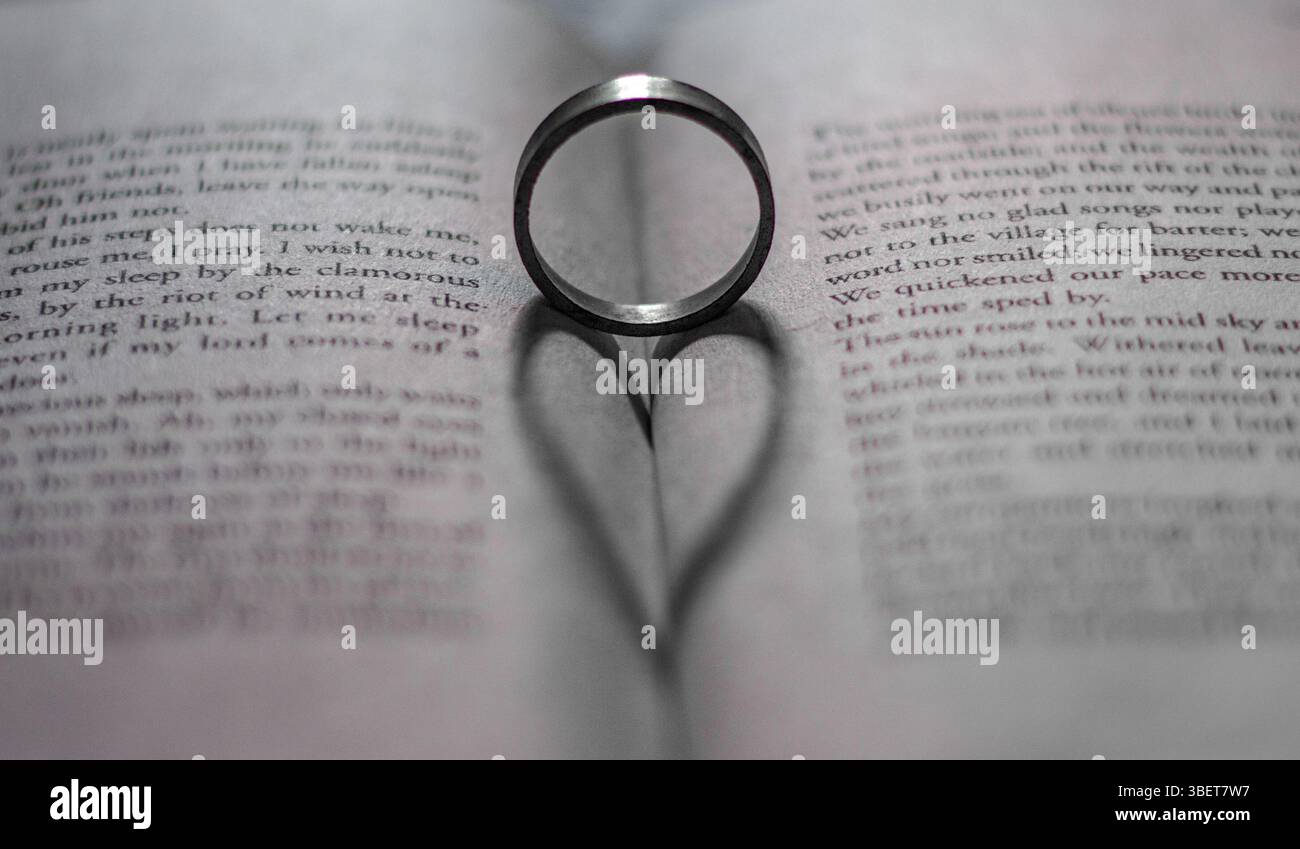 L'ombra del simbolo dell'amore sul libro Foto Stock