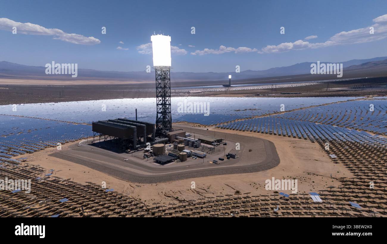 Fotografia aerea dell'Ivanpah Solar Electric Generating System a Ivanpah, California, il 25 maggio 2025. Si tratta di una centrale termica concentrata di proprietà di NRG Energy. Foto di Francis Specker Foto Stock
