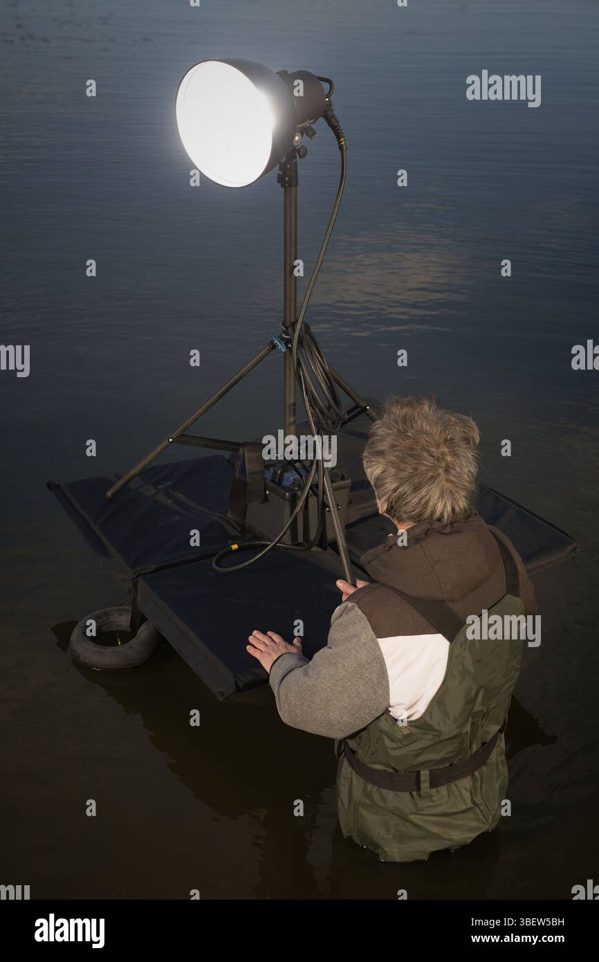 Test del sistema di supporto luminoso galleggiante per la fotografia in acqua Foto Stock