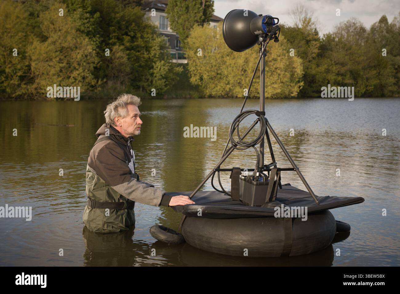 Test del sistema di supporto luminoso galleggiante per la fotografia in acqua Foto Stock