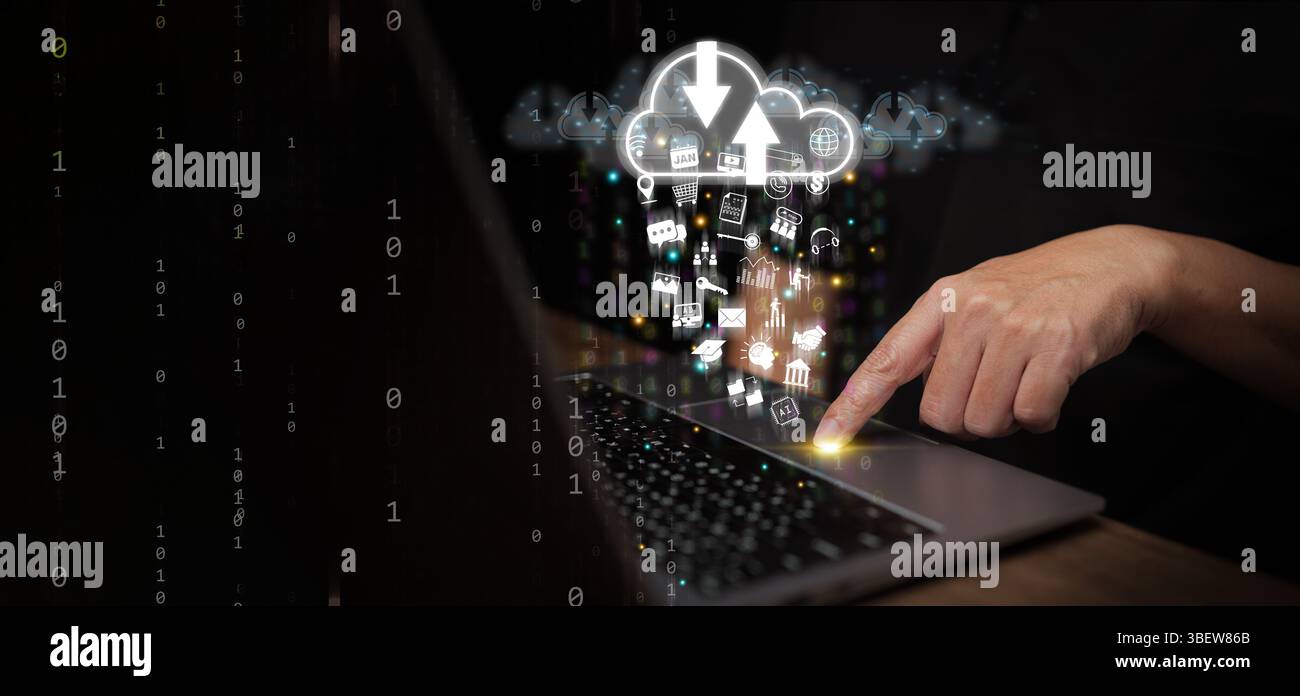 Concetto di cloud computing: Un uomo utilizza un computer portatile per caricare e scaricare risorse IT tramite la tecnologia cloud, con codice binario, flussi di dati, ne Foto Stock