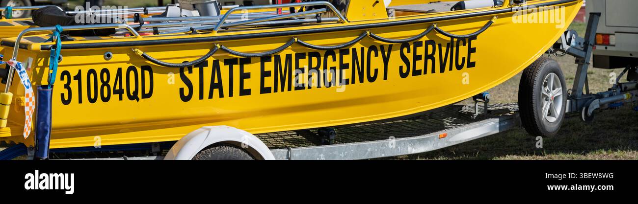 Goomeri, Queensland, Australia - maggio 25 2025: Servizio di emergenza statale SES battello di soccorso giallo, risposta alle inondazioni in caso di disastri della comunità, bandiera panoramica Foto Stock