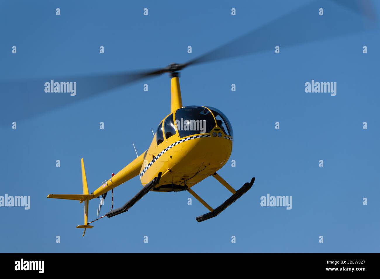 elicottero giallo nel cielo blu, volo panoramico, piccolo tour aereo, attività di vacanza Foto Stock
