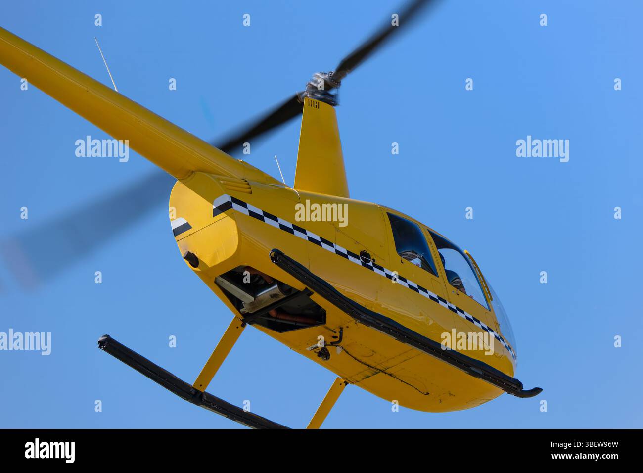 elicottero giallo nel cielo blu, volo panoramico, piccolo tour aereo, attività di vacanza Foto Stock