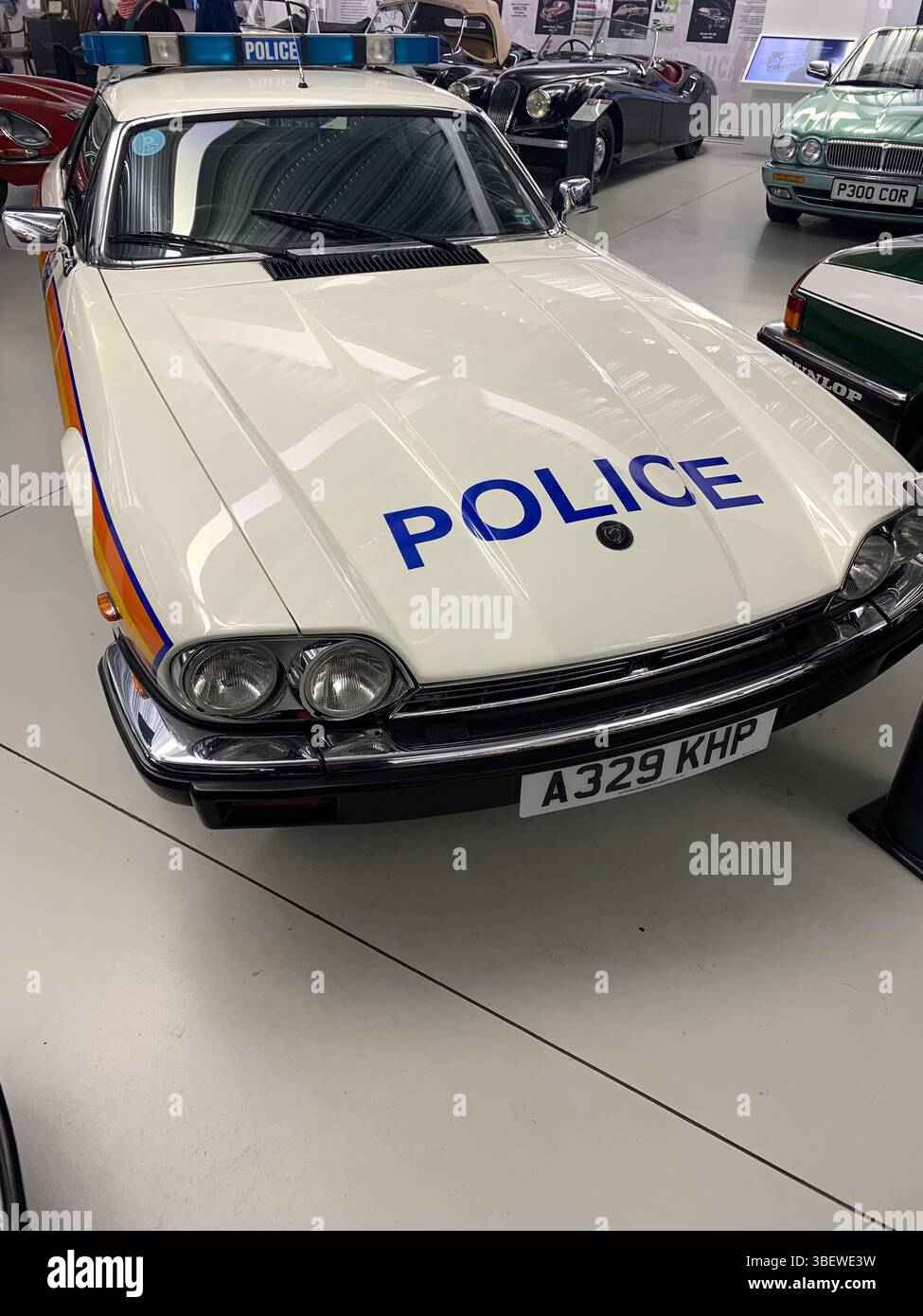 Auto della polizia i cartelli da 3-6 cc della Jaguar XJ mostrano l'esposizione dei veicoli immagazzinati Londra britannica, luci ad alta velocità, sirena blu, coupé, polizia di Londra - Immagine stock catturata con smartphone