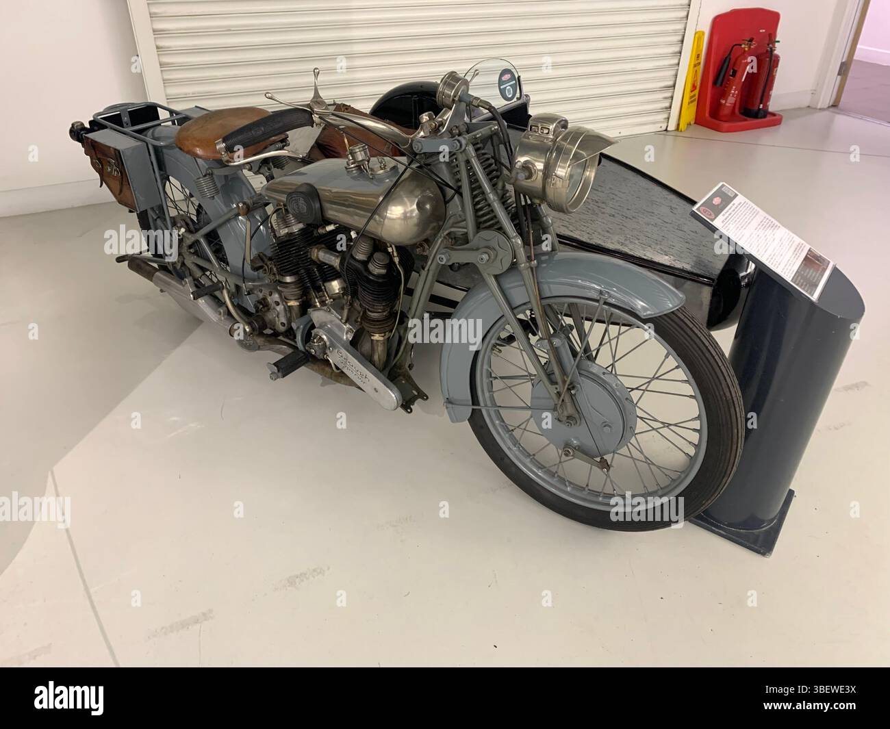 Moto vecchio stile tipo 1925 Brough Superior con sidecar collegata SS80 di proprietà di Jaguar Daimler il sidecar Swallow William Walmsley - Immagine stock catturata con smartphone