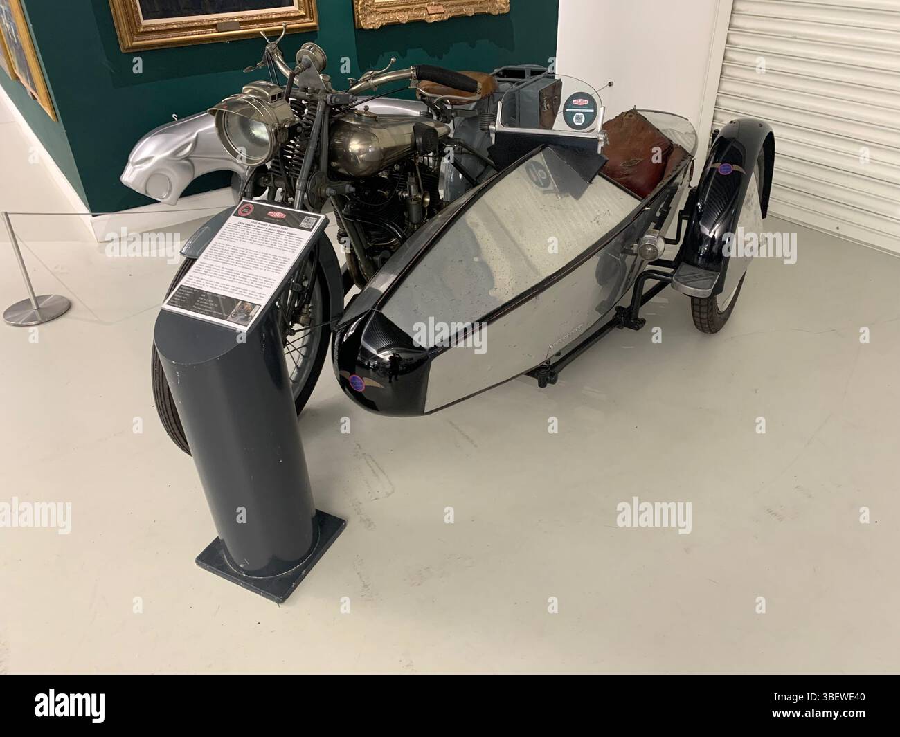 Moto vecchio stile tipo 1925 Brough Superior con sidecar collegata SS80 di proprietà di Jaguar Daimler il sidecar Swallow William Walmsley - Immagine stock catturata con smartphone