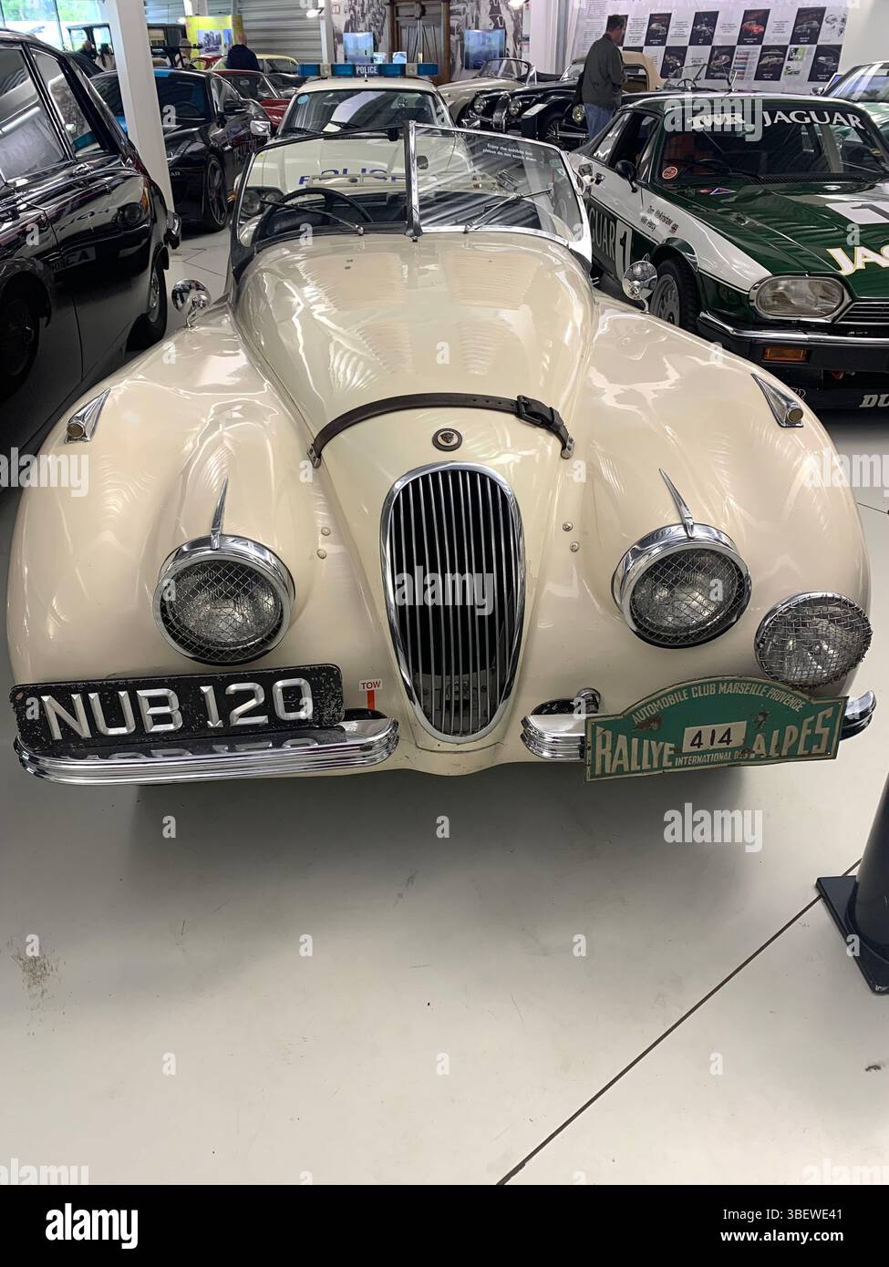 1950 Jaguar XK OTS NUB 120 auto da corsa di successo Ian Appleyard Patricia William Lyons Alpine Rally Coup des Alpes 1952 - Immagine stock catturata con smartphone