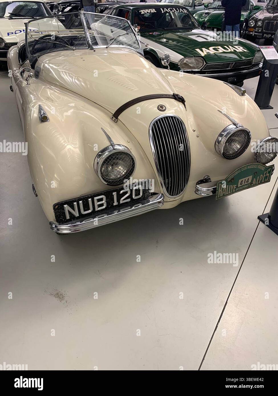 1950 Jaguar XK OTS NUB 120 auto da corsa di successo Ian Appleyard Patricia William Lyons Alpine Rally Coup des Alpes 1952 - Immagine stock catturata con smartphone