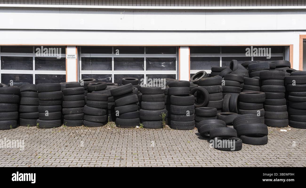 Pile di pneumatici usati a Wuppertal, Germania Foto Stock