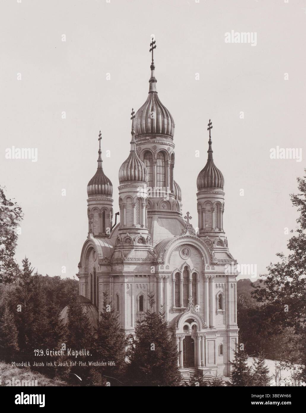 Jacob (fotografo), Mondel, Wiesbaden, Mondel & Jacob, 'Griechische Kapelle'/Chiesa ortodossa russa a Neroberg, Germania, recto in foto - in negativo scritto, Foutief 'Greek Chapel' menzionava la Chiesa ortodossa russa 'i santi Elisabetta a Wiesbaden', che aveva Adolf von Nassau come tomba per la sua giovane moglie Elisabeth Michalovna (figlia 1847 del fratello minore degli zar Alessandro i, 1855). G. Jacob, Hof-Phot. Wiesbaden 1896., recto in foto - in negativo, 129. Grech. Kapelle, altezza 282 mm, larghezza Foto Stock