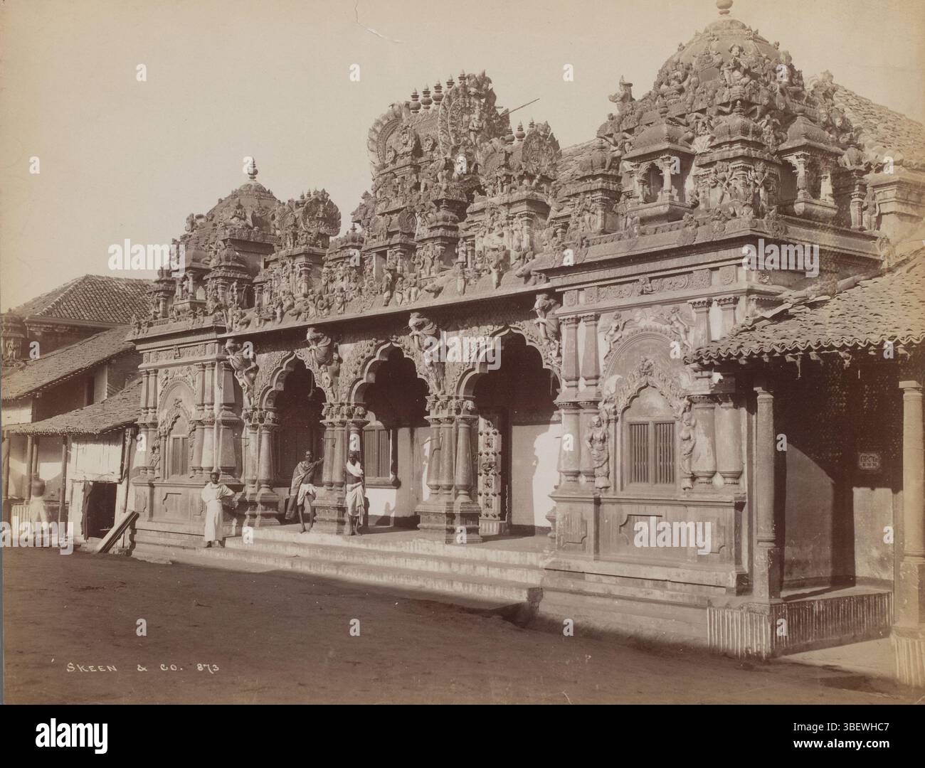 Skeen, William Louis Henry, Skeen & Co., W.L.H., Temple, Ceylon [?] (Attuale Sri Lanka), recto - in negativo scritto, Ceylon [?] (Attuale Sri Lanka)., fotografia, foto, Skeen & Co 873, altezza 213 mm, larghezza 275 mm, fotografo, 1875 - 1910, quarto trimestre del XIX secolo, primo quarto del XX secolo, carta, stampa di album, stampa di albumina, inglese, 1847-07-01 - 1903, fotografo Foto Stock