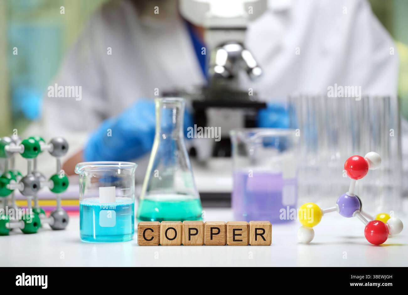 In un laboratorio, esploriamo composti di rame con vari tipi di vetreria e modelli molecolari per migliorare la nostra comprensione Foto Stock