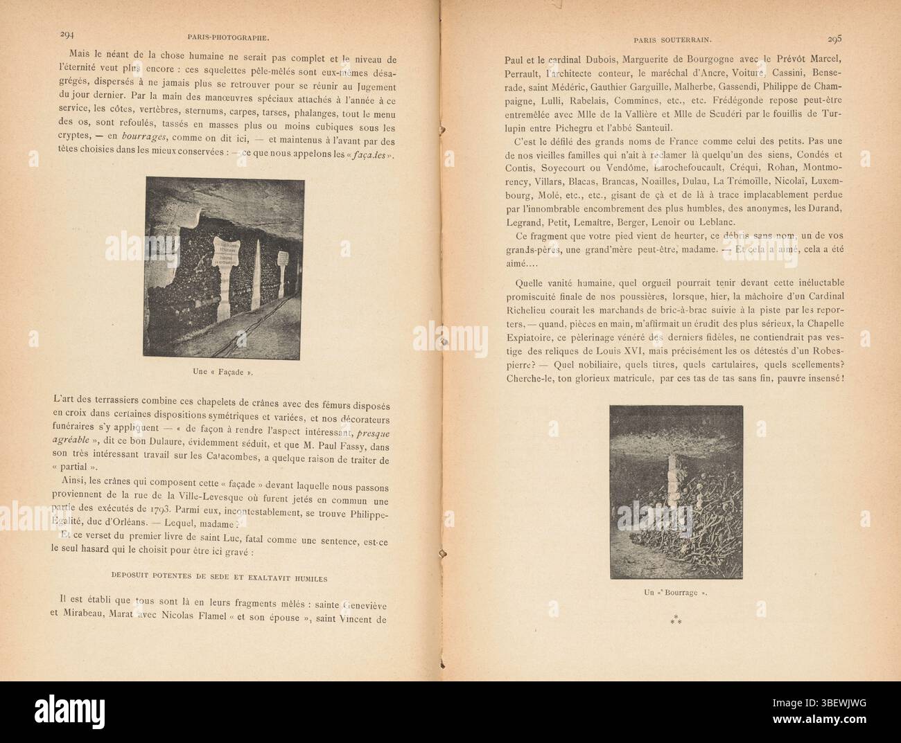 Catacombe di Parigi, facciata Une, volto su un muro con ossa e cartelli con testo nelle catacombe di Parigi, stampa fotomeccanica, pagina, foto, libri fotografici illustrati, altezza 65 mm, larghezza 57 mm, produttore, 1881 - 1893, carta, tipo automatico Foto Stock