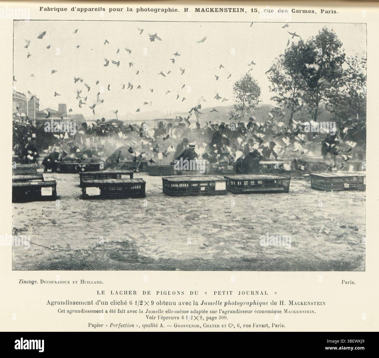 Paris, Ducourtioux & Huillard, le Lacheur de Pigeon du &lt;&lt; Petit Journal &gt;&gt;, Men's Group rilascia piccioni su un campo, Parigi, stampa recto-stampata, stampa fotomeccanica, pagina, foto, libri fotografici illustrati, Fabrique d'appareils pour la photographie. H. MACKENSTEIN, 15, rue des Carmes, Paris., recto-stampato, Agrandissement d'un cliché 6 1/2x9 obtenu avec la Jumelle photographie de H. Mackenstein/ CET agrandissement a été fait la Jumelle elle-même adaptée sur l'agrandisseur économique Mackenstein./ Voir l'épreuve 6 1/2x9, page 300./ Papier &lt;Perfection&gt;, qualité A. - Grosveno Foto Stock
