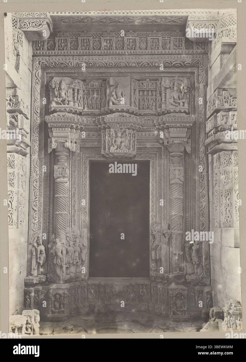Mawal, K. H., Door in the Large Sasbahu Temple, fotografia, foto, pagina, libri illustrati, altezza 210 mm, larghezza 150 mm, fotografo, 1900 - 1900, carta fotografica, carta fotografica, stampa argento gelatini, stampa argento gelatina sviluppo Foto Stock